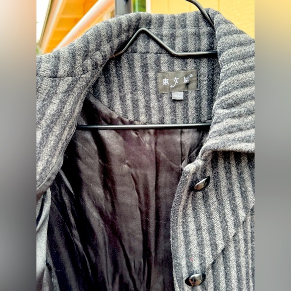 Vintage 80% Wool Striped Long Coat – Elegant Embroidered Detail - Picture 5 of 7